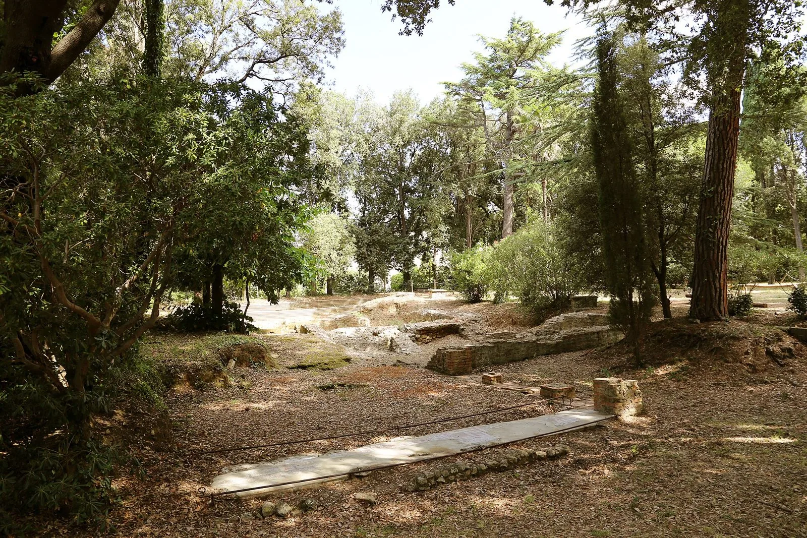 Resti murari della villa romana di San Vincenzino a Cecina tra pini, lecci e cipressi del parco archeologico