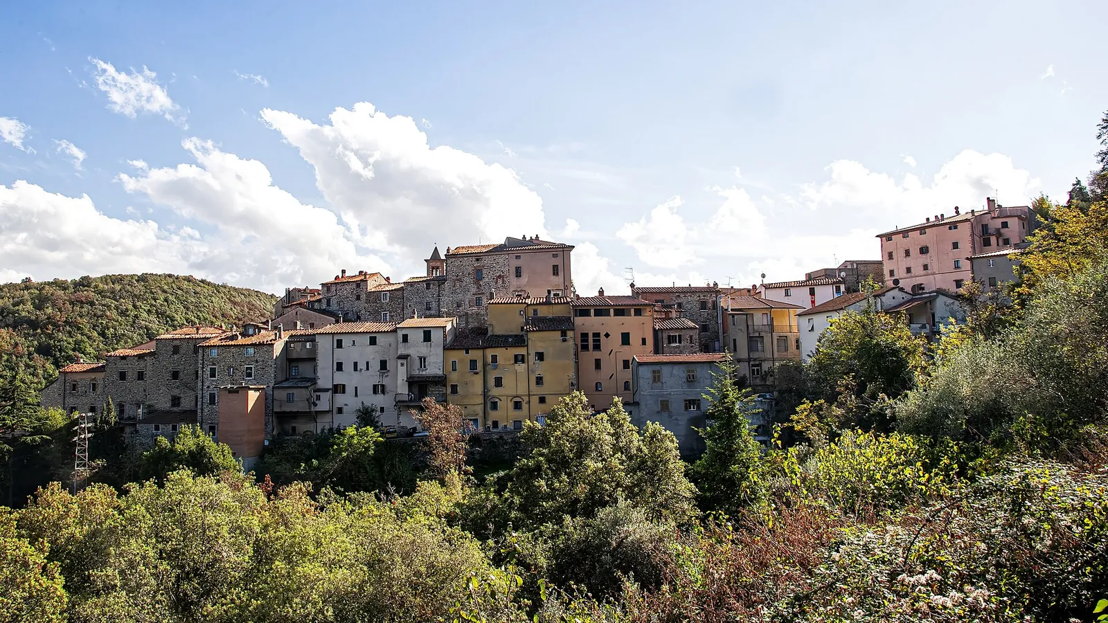 Il borgo di Sassetta sulle colline della Val di Cornia
